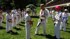 shihan Klaus Rex z dzieciakami