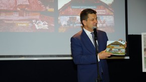 Prezentacji publikacji dokonał Włodzimierz Górlicki - starosta szydłowiecki, fot. Zbigniew Tomczyk