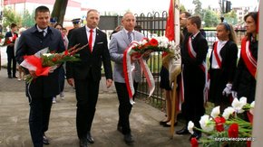 Wiązanki kwiatów pod pomnikiem TON w Szydłowcu składają: starosta szydłowiecki Włodzimierz Górlicki,