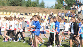 dziewczęta i chłopcy wchodzą na stadion w Jastrzębiu