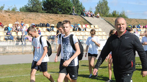 dziewczęta i chłopcy wchodzą na stadion w Jastrzębiu