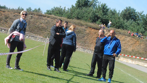 opiekunowie sportowi oczekują w napięciu