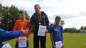 chłopcy na podium