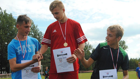 chłopcy na podium