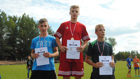 chłopcy na podium