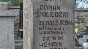 Na szydłowieckiej nekropolii pochowani są bracia: Roman (miał 14 lat, zmarł 2 września 1944 roku pod