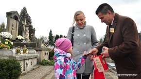 do puszek kwestujących datki chętnie składały dzieci
