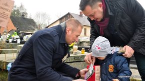 do puszek kwestujących datki chętnie składały dzieci