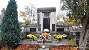 Grób rodziny Anteckich. Po prawej stronie umieszczona jest tablica pamięci Konstantego Anteckiego (
