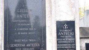 Grób rodziny Anteckich. W centralnym miejscu znajduje się płyta Antoniego Anteckiego - przemysłowca,