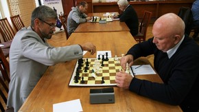 Wojciech Bednarczyk rozgrywa partię szachów z Jerzym Kucfirem