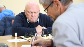 Jerzy Kucfir nad szachownicą