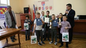 Starosta Szydłowiecki Włodzimierz Górlicki z najmłodszymi uczestnikami