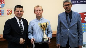zwycięzca turnieju Dariusz Żurek ze Starostą Włodzimierzem Górlickim i Wojciechem Bednarczykiem z KS