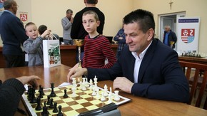 Starosta Szydłowiecki Włodzimierz Górlicki przy szachownicy