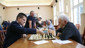 Starosta Szydłowiecki Włodzimierz Górlicki rozgrywa partię z Marianem Frąkiem