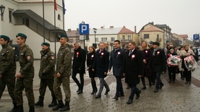 uczestnicy uroczystości w drodze do kościoła
