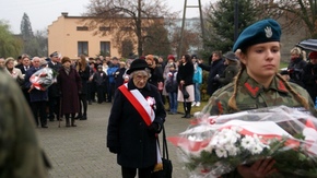 Zofia Liszka prezes Zarządu Koła Związku Kombatantów i Byłych Więźniów Politycznych w Szydłowcu skła