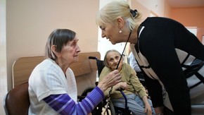 Joanna Strzelecka Naczelnik Wydziału Edukacji, Zdrowia, Kultury i Sportu z podpieczoną ZPO, fot.I.P-