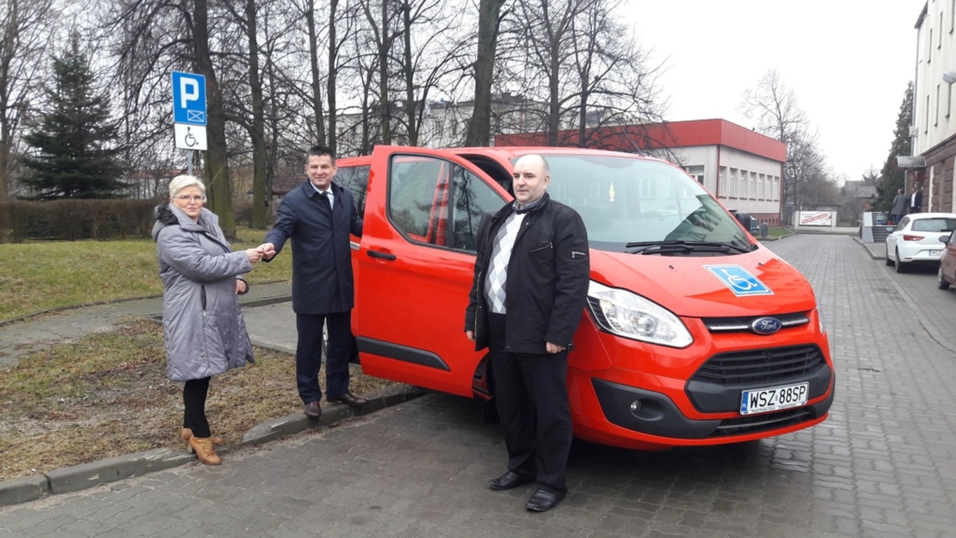 Włodzimierz Górlicki, Starosta Szydłowiecki przekazuje kluczyki Barbarze Siara dyrektor placówki ora