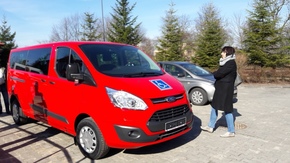 nowy, czerwony samochód marki Ford