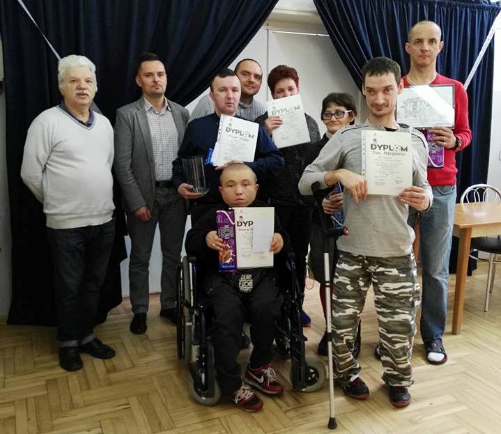 Uczestnicy zawodów. Mistrz Michał Kojara w środku z pucharem