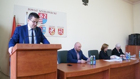 Starosta Szydłowiecki Włodzimierz Górlicki przedstawia informację o wykonaniu uchwał z poprzedniej s