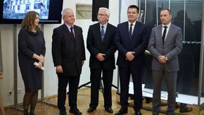 w otwarcie wystawy uczestniczyli m.in.: dyrektor instytucji będącej współorganizatorem wystawy - Z