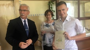 dyplomy i nagrody wręczył wicestarosta Adam Włoskiewicz oraz dyrektor szkoły Maria Michajłow