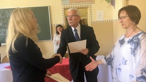 Podziękowania dla opiekunów, wręczył wicestarosta Adam Włoskiewicz oraz dyrektor szkoły Maria Michaj