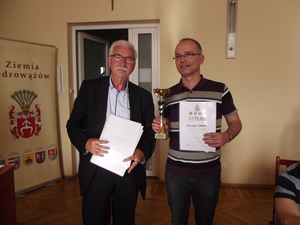 Zwycięzca grupy open Wojciech Urban z Kielc i wicestarosta szydłowiecki Adam Włoskiewicz