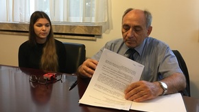 Umowę dotacji podpisuje Marek Buniewicz, zastępca dyrektora Centrum Rzeźby Polskiej w Orońsku