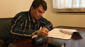 Umowę dotacji podpisuje ks. Krzysztof Kosecki, proboszcz parafii pw. śś. Apostołów Piotra i Pawła w