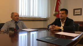 Podpisanie umów dotacji w gabinecie starosty szydłowieckiego