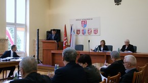 Starosta Szydłowiecki Włodzimierz Górlicki przedstawia informację o pracach Zarządu Powiatu pomiędzy