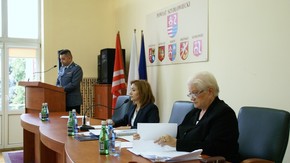 na mównicy komendant mł. insp. Jacek Różański, przy stole prezydialnym siedzą: przewodnicząca Anita
