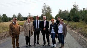 droga Powiatowa nr4009W Świerczek – Szydłówek- od lewej Dyrektor ZDP Marek Ruszczyk, inspektor w Wyd