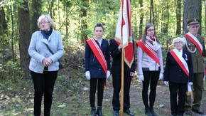Zofia Pawlak i sztandar Powiatu Szydłowieckiego