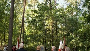 delegacje składają kwiaty pod pomnikiem