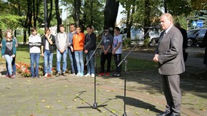 Dyrektor ZSO im. H.Sienkiewicza poprowadził uroczystość w Parku Niepodległości