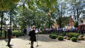 Sekretarz Gminy Szydłowiec Dorota Kubiś odczytała przemówienie w imieniu Burmistrza Artura Ludwa