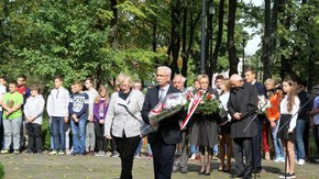Wicestarosta Adam Włoskiewicz z Zofią Pawlak składa kwiaty pod pomnikiem w Parku Niepodległosci