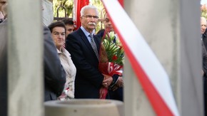 Wicestarosta Adam Włoskiewicz przy pomniku TON