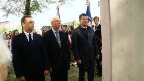 Starosta Włodzimierz Górlicki, Wicestarosta Adam Włoskiewicz, Radny Robert Górlicki składają wiązank