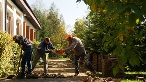wykonywane są nowe warstwy konstrukcyjne na ciągach pieszych