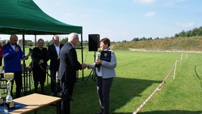 Wicestarosta Adam Włoskiewicz gratuluje dyrketorom