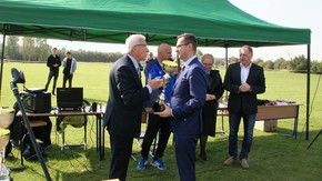Wicestarosta Adam Włoskiewicz przekazuje puchar Krzysztofowi Ubyszowi - Dyrektorowi PSP nr 2 im. Jan