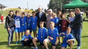 zwycięzcy w kategorii chłopcy 2005-2006, PSP nr 2 w Szydłowcu z Wicestarostą Adamem Włoskiewiczem i