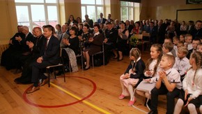 uczestnicy uroczystości w szkole