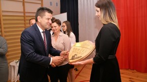 moment umocowania pamiątkowych gwoździ, tu Starosta Szydłowiecki Włodzimierz Górlicki